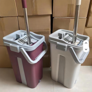 Limpiador FREGONA de piso rectangular con base de microfibra giratorio con balde escurridor automatico en plastico y mango en acero inoxidable. Medidas en las imágenes